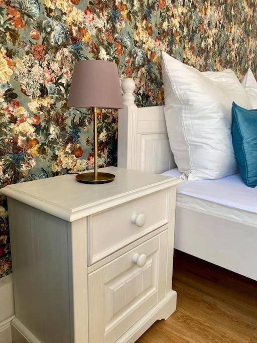 2-Zimmer Zentral In Ferdinandshof, Wlan Modern 외부 사진