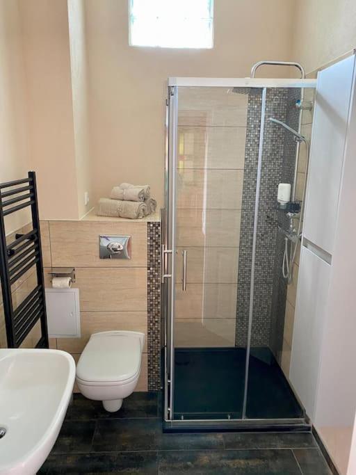 2-Zimmer Zentral In Ferdinandshof, Wlan Modern 외부 사진